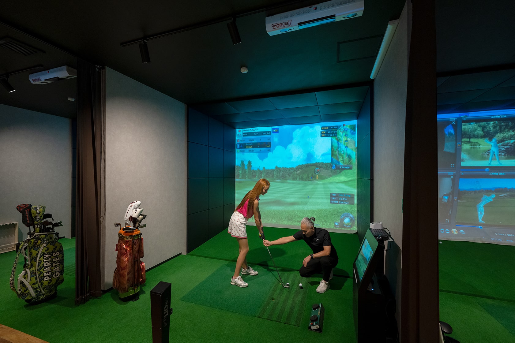 インドアゴルフクラブ湖西店 PGAティーチングプロのレッスン風景